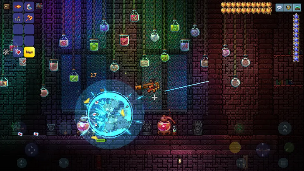 Schermata ufficiale di Terraria: una cantina sotterranea con decine di pozioni appese al soffitto e uno scontro in corso al centro, con i comandi a schermo visibili ai bordi.